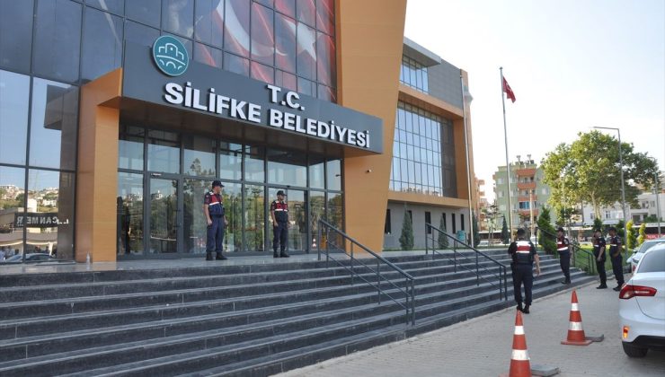 Silifke Belediyesine yönelik operasyonda Belediye Başkanı Turgut ve 17 şüpheli gözaltına alındı
