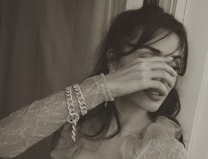 Stilini değiştiren Hande Erçel son pozlarıyla da beğeni topladı
