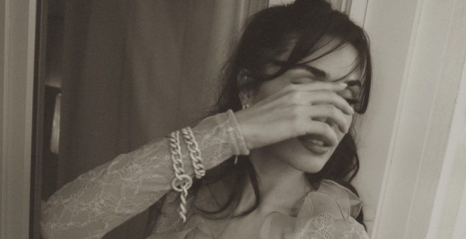 Stilini değiştiren Hande Erçel son pozlarıyla da beğeni topladı