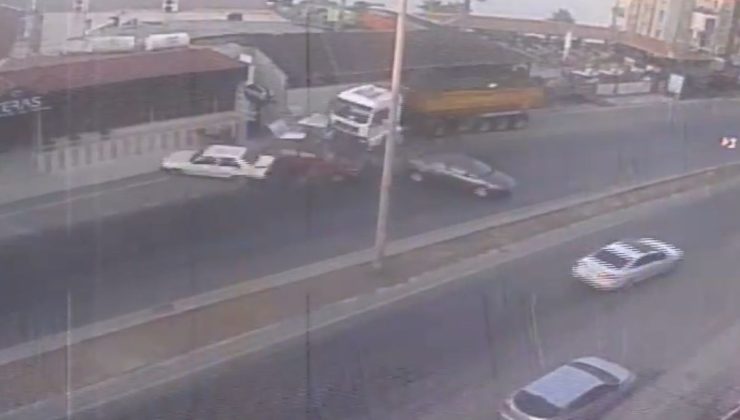 TIR, park halindeki 4 otomobil ve 1 motosiklete çarptı; kaza kamerada