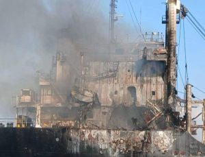 Rusya, Karadeniz’de yük gemisini vurdu: 5 ölü